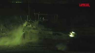 Gaza, esercito israeliano combatte nell'area di Jabaliya: le immagini pubblicate dall'Idf