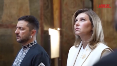 Ucraina, giorno dell'Indipendenza: Zelensky prega assieme alla first lady Zelenska