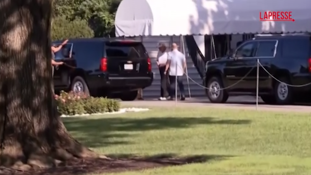 Usa, Trump al golf club dopo aver ordinato la perquisizione della casa di John Bolton Usa, Trump al golf club dopo aver ordinato la perquisizione della casa di John Bolton
