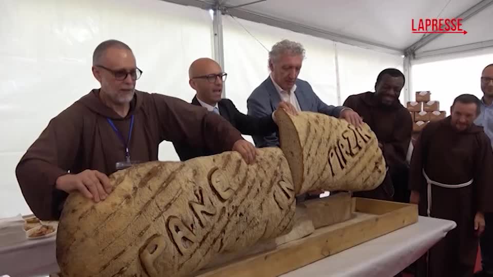 Milano: forni accesi in piazza Duomo, la solidarietà ha il sapore del pane Milano: forni accesi in piazza Duomo, la solidarietà ha il sapore del pane