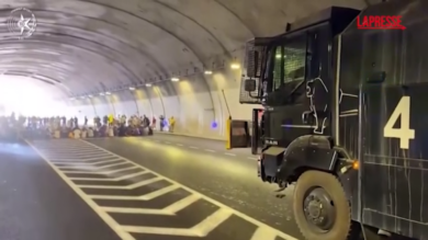 Israele, la nuova protesta delle famiglie degli ostaggi: la polizia usa cannoni ad acqua