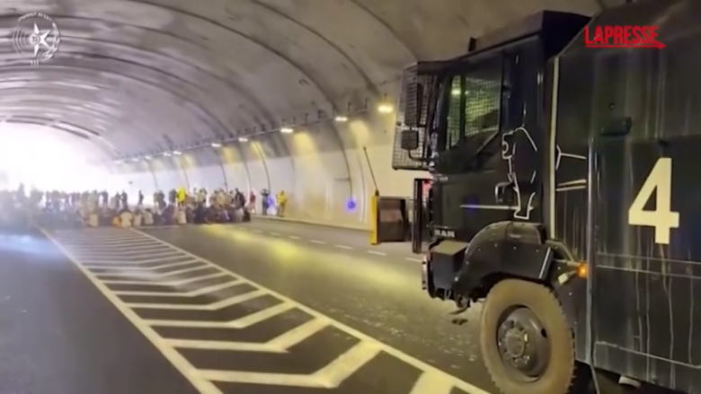 Israele, la nuova protesta delle famiglie degli ostaggi: la polizia usa cannoni ad acqua