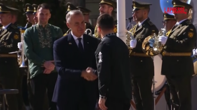 Ucraina, Carney a Kiev per l’Indipendenza: l'abbraccio con Zelensky