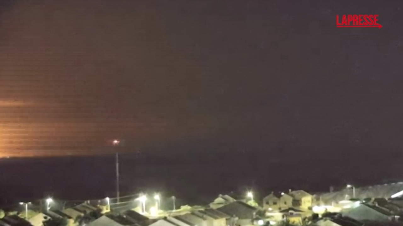 Gaza, esplosioni nella notte: nuovi raid israeliani illuminano il cielo Gaza, esplosioni nella notte: nuovi raid israeliani illuminano il cielo