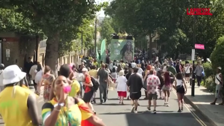 A Londra il Carnevale di Notting Hill, in migliaia invadono le strade del quartiere