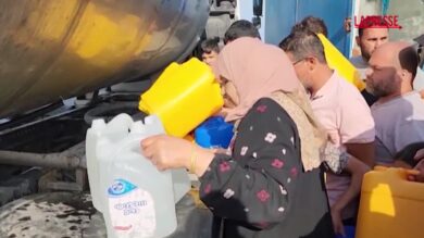 Gaza, crisi idrica nella Striscia: abitanti di Deir al-Balah in coda per l'acqua