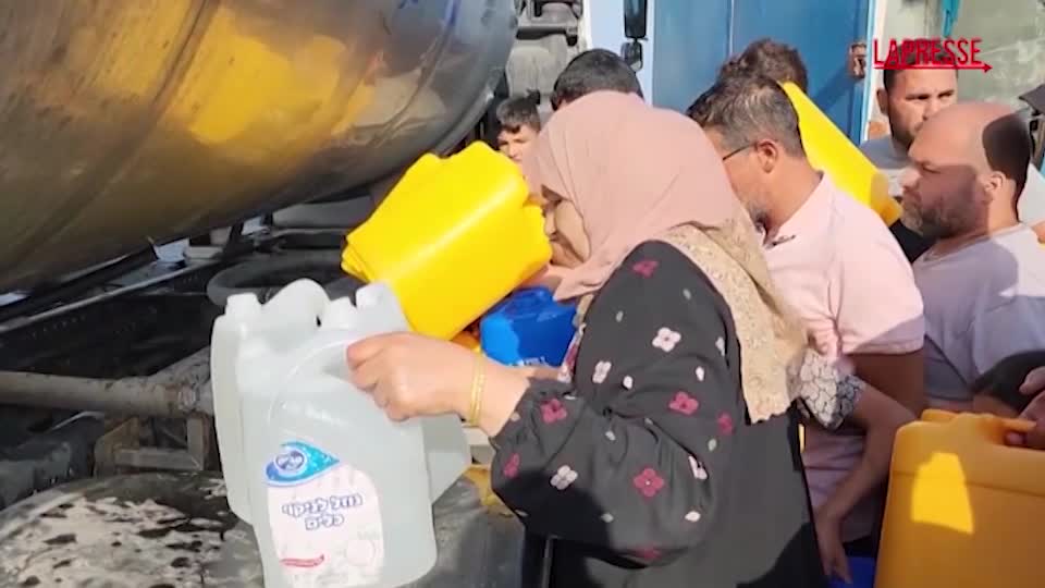 Gaza, crisi idrica nella Striscia: abitanti di Deir al Balah in coda per l