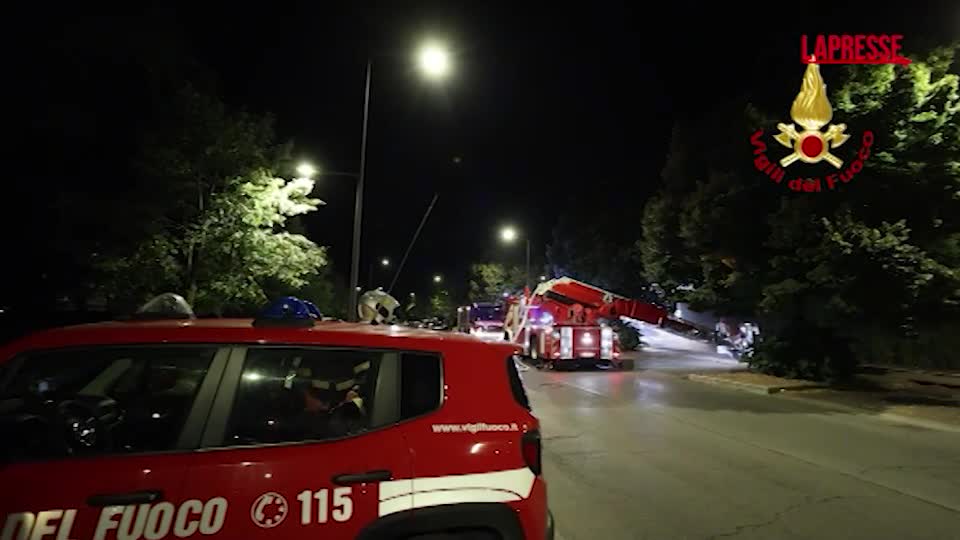 Firenze, incendio al Viper Theatre: vigili del fuoco al lavoro tutta la notte Firenze, incendio al Viper Theatre: vigili del fuoco al lavoro tutta la notte