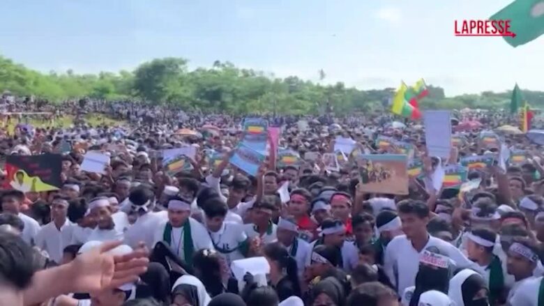 Rohingya, 8 anni fa l'esodo dal Myanmar: rifugiati manifestano in Bangladesh