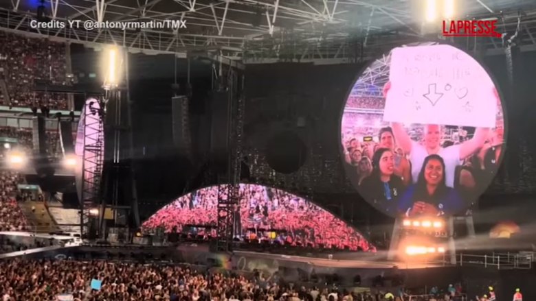 Coldplay, Chris Martin canta per la proposta di matrimonio di due fan