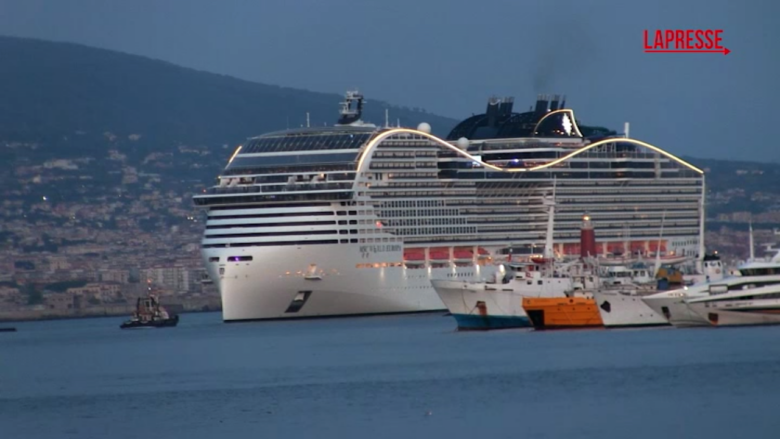 Napoli, l'arrivo in porto della Msc World Europe accompagnata da due rimorchiatori