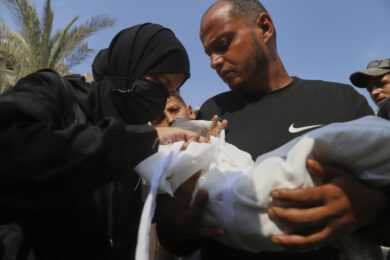 Ahmed Abu Halib e sua moglie Esraa Abu Halib, a sinistra, piangono la morte della loro bambina di cinque mesi, Zainab, morta per cause legate alla malnutrizione, secondo quanto riferito dalla famiglia e dall'ospedale, durante il funerale fuori dall'ospedale Nasser, a Khan Younis, nella Striscia di Gaza, sabato 26 luglio 2025
