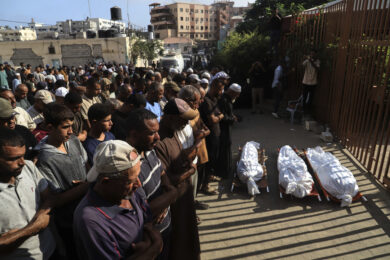 I partecipanti al funerale pregano sui corpi di tre palestinesi, uccisi insieme ad altri durante gli attacchi israeliani, durante il loro funerale fuori dall'ospedale Nasser a Khan Younis, nella Striscia di Gaza meridionale, sabato 23 agosto 2025.
