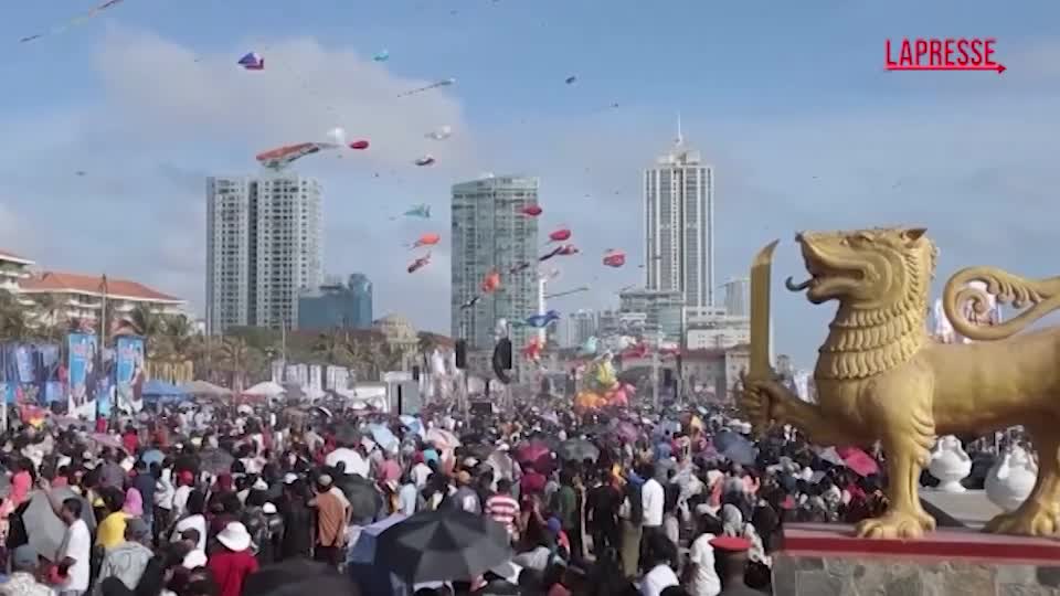 Sri Lanka, lo spettacolo degli aquiloni nel cielo di Colombo Sri Lanka, lo spettacolo degli aquiloni nel cielo di Colombo