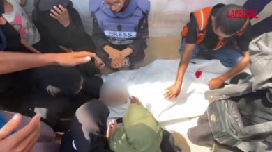 Mariam Dagga, le preghiere alla cerimonia funebre per la giornalista di Ap uccisa a Gaza