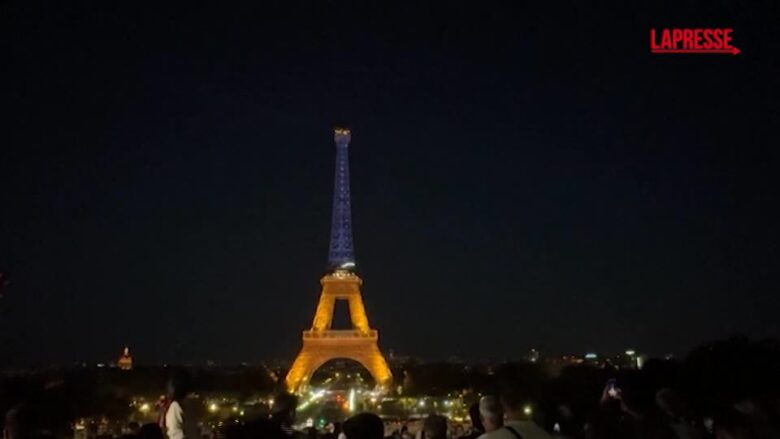Parigi, la Tour Eiffel si illumina di giallo e azzurro per rendere omaggio all'Ucraina
