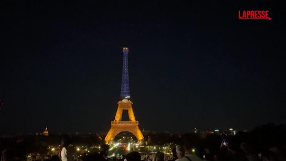Parigi, la Tour Eiffel si illumina di giallo e azzurro per rendere omaggio all Parigi, la Tour Eiffel si illumina di giallo e azzurro per rendere omaggio all