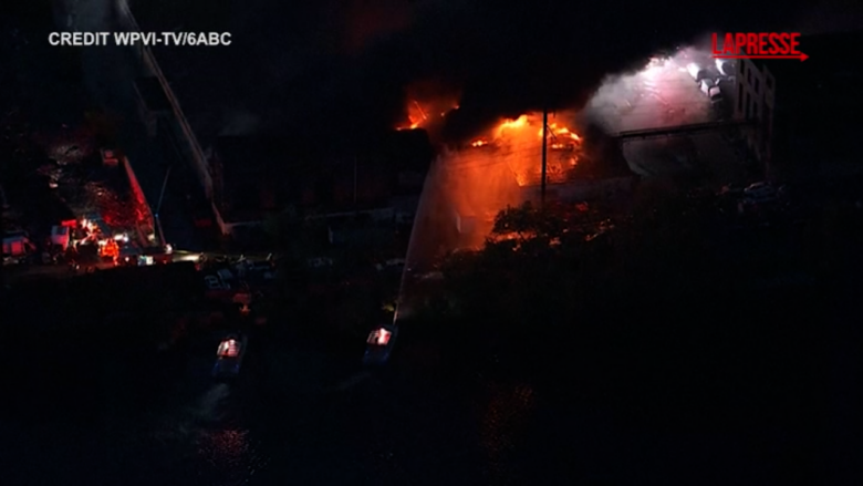 Incendio a Philadelphia, a fuoco un magazzino con auto e pneumatici