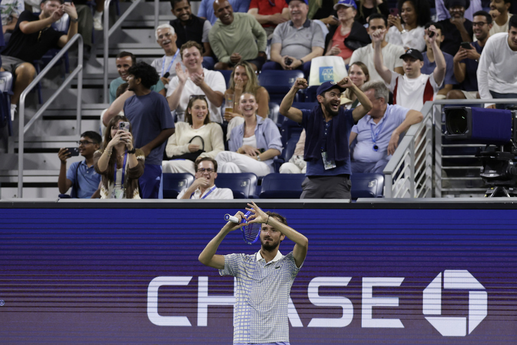 Galleria foto 'Medvedev e il fotografo agli Us Open 2025, la protesta del russo in 7 foto' - foto 7