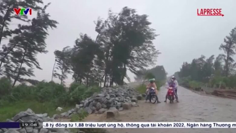 Vietnam, il tifone Kajiki inonda le strade: le immagini in TV