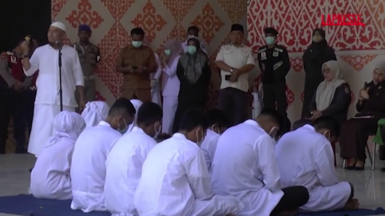 Indonesia, fustigati due uomini accusati di essersi baciati in pubblico