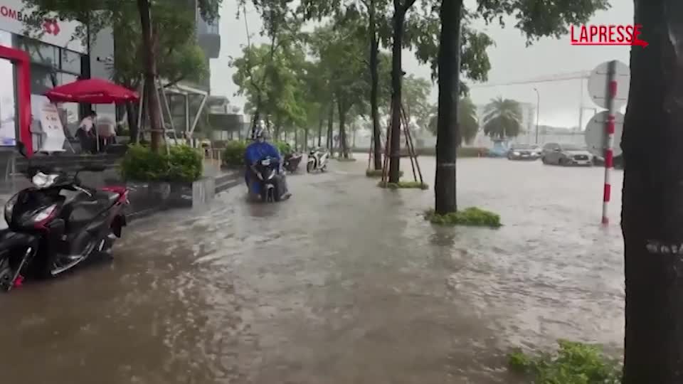 il tifone kajiki colpisce il vietnam piogge torrenziali e allagamenti ad hanoi
