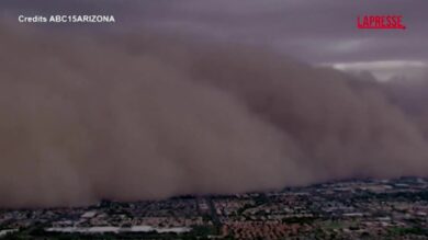 Tempesta di sabbia avvolge l'aerea di Phoenix: le spettacolari immagini