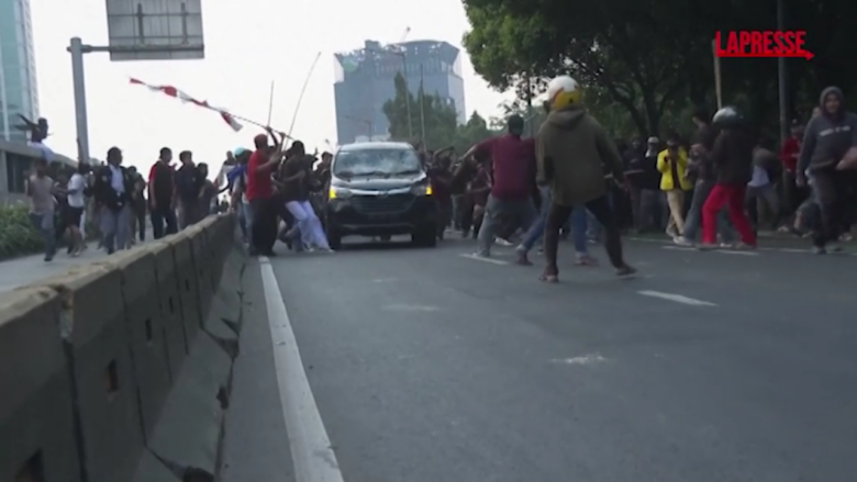 Indonesia, scontri davanti al Parlamento tra studenti e polizia