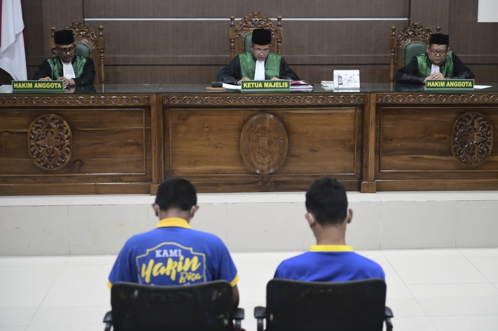 indonesia fustigati due uomini accusati di essersi baciati in pubblico