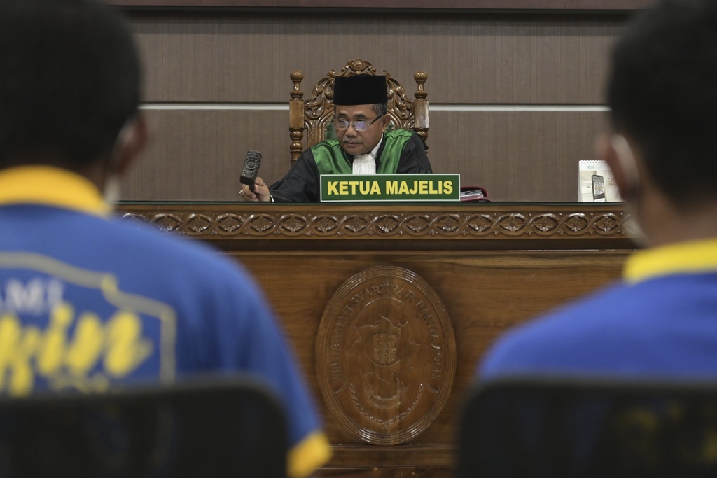 Indonesia, fustigati due uomini accusati di essersi baciati in pubblico Indonesia, fustigati due uomini accusati di essersi baciati in pubblico