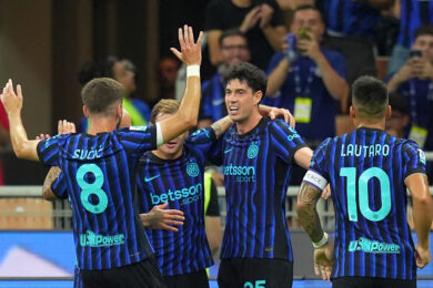 Alessandro Bastoni esulta dopo il primo gol