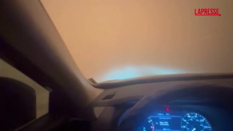 La tempesta di sabbia avvolge l'auto ad Arizona City: non è possibile guidare