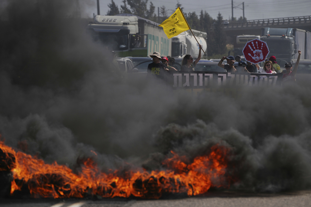 Galleria foto 'Israele, protesta per gli ostaggi: manifestanti bloccano autostrade' - foto 5