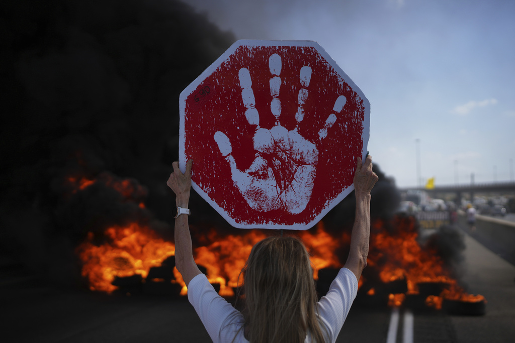 Israele, protesta per gli ostaggi: manifestanti bloccano autostrade