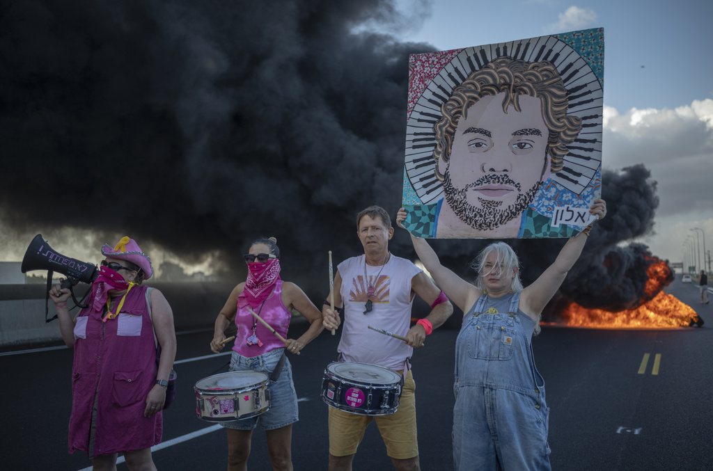 Galleria foto 'Israele, protesta per gli ostaggi: manifestanti bloccano autostrade' - foto 2