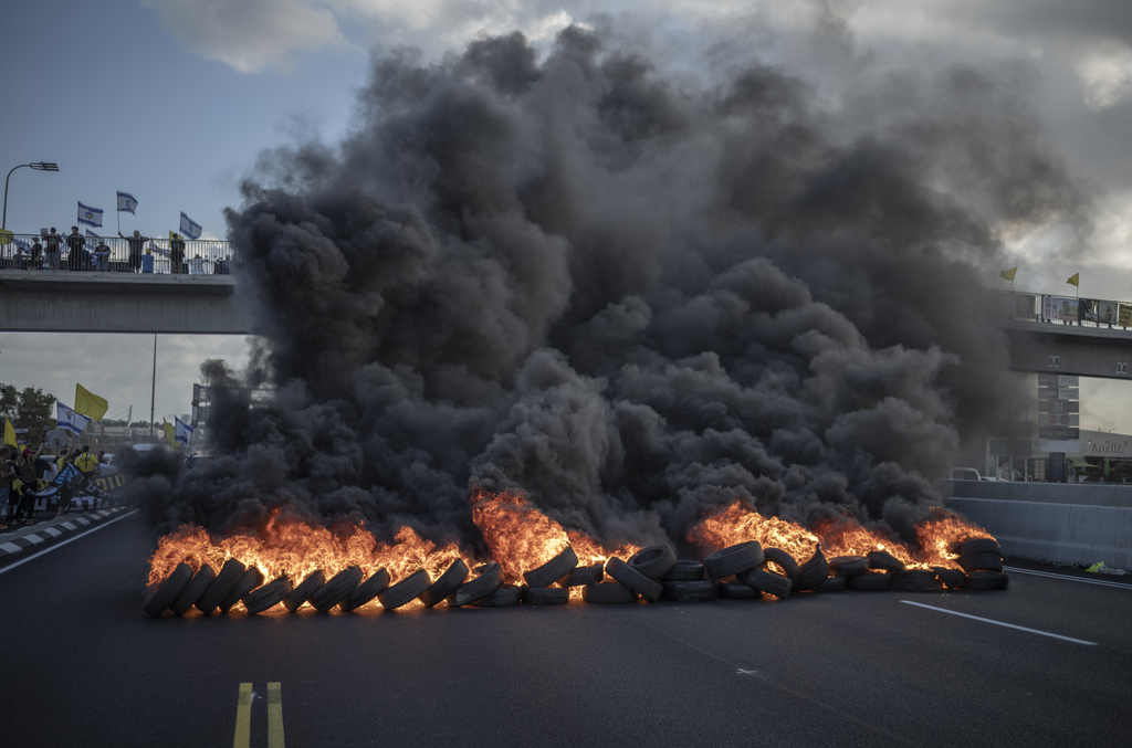 Galleria foto 'Israele, protesta per gli ostaggi: manifestanti bloccano autostrade' - foto 7