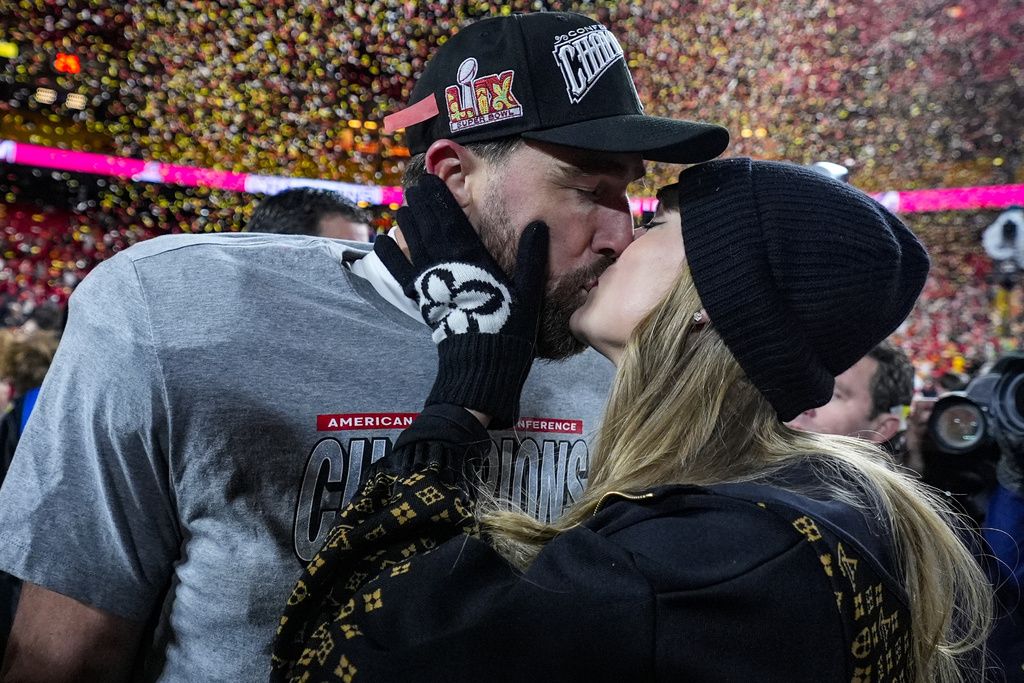 Taylor Swift e Travis Kelce annunciano il matrimonio Taylor Swift e Travis Kelce annunciano il matrimonio