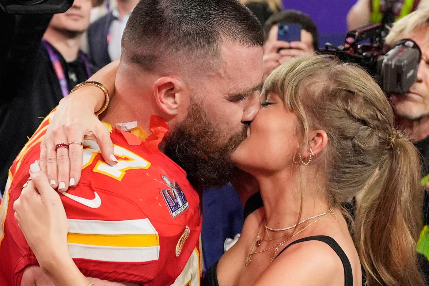 Chi è Travis Kelce, la star del football che sposerà Taylor Swift Chi è Travis Kelce, la star del football che sposerà Taylor Swift