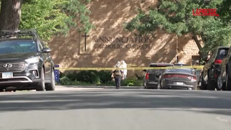 Minneapolis, tragica sparatoria in una scuola cattolica: gli abbracci tra genitori e figli