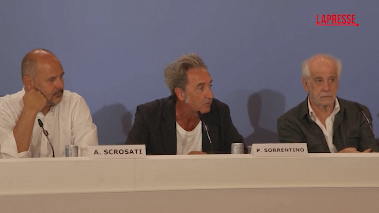 Mostra Venezia 2025, Sorrentino in conferenza stampa: "Mi auguro il film porti attenzione sul tema eutanasia" Mostra Venezia 2025, Sorrentino in conferenza stampa: "Mi auguro il film porti attenzione sul tema eutanasia"
