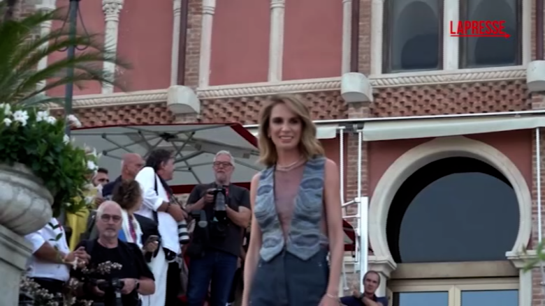 Emanuela Fanelli ha posato per i fotografi alla Mostra del Cinema di Venezia