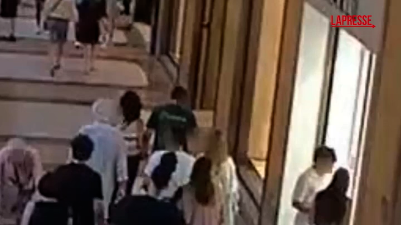 bologna passante aggredito e rapinato per strada due arresti