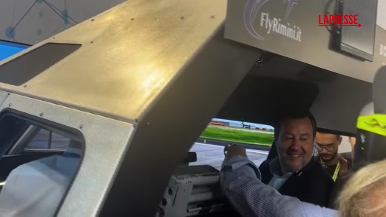 Meeting di Rimini, Salvini visita gli stand tra simulatori di volo e del Ponte sullo Stretto