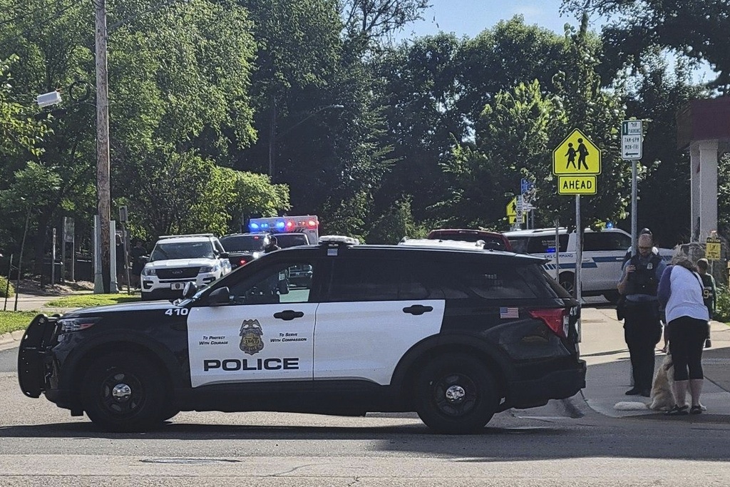 Minneapolis, sparatoria in una scuola: le foto