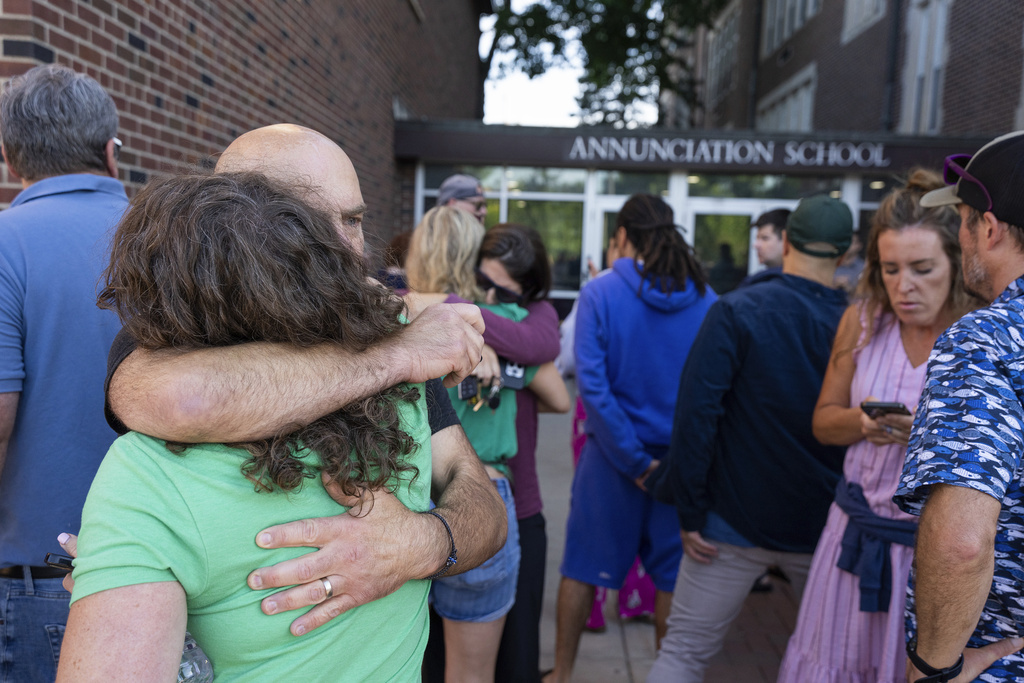 Galleria foto 'Minneapolis, sparatoria in scuola cattolica: 2 bimbi morti' - foto 1