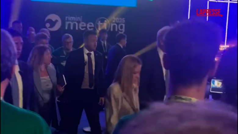 Meloni arriva al Meeting di Rimini tra gli applausi