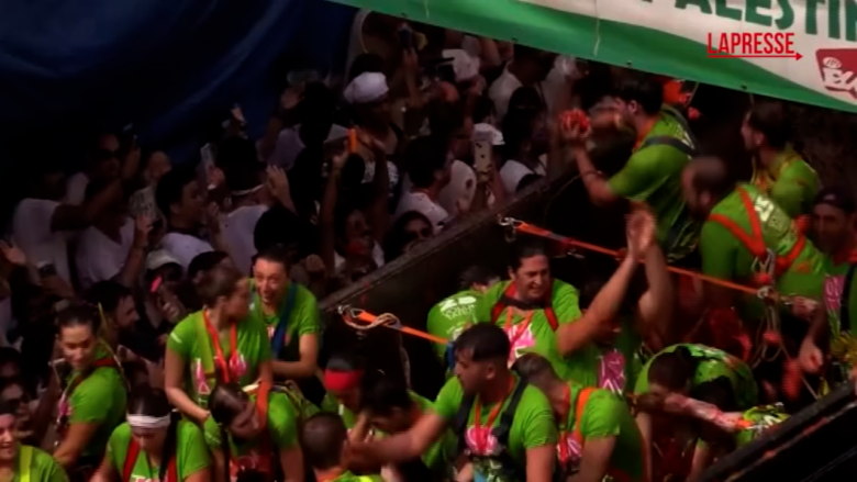 Spagna, migliaia di persone alla 'Tomatina': la battaglia di pomodori di Buñol