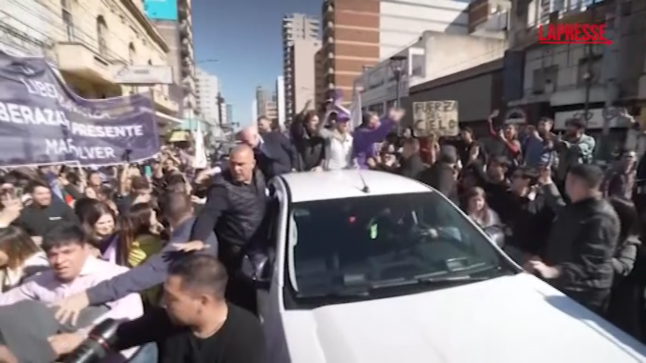 Buenos Aires, Milei e il suo corteo presi a sassate dai manifestanti Buenos Aires, Milei e il suo corteo presi a sassate dai manifestanti