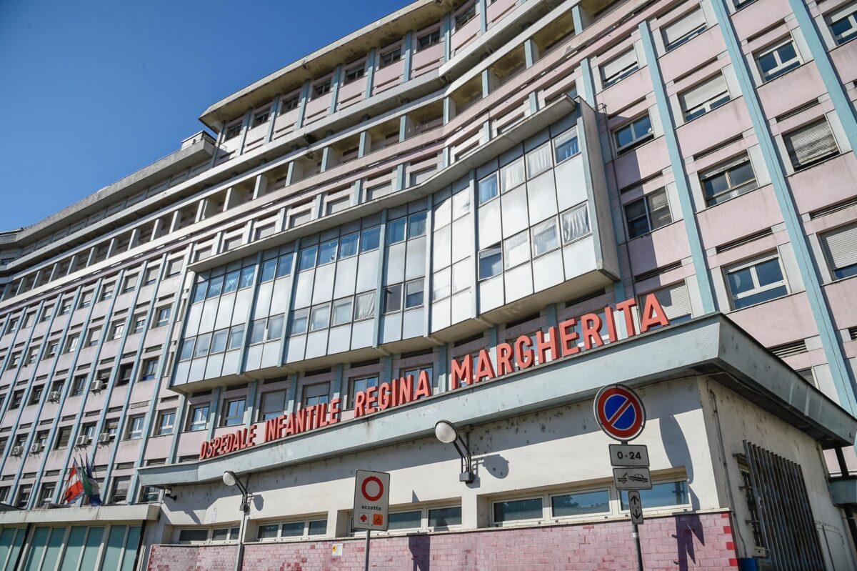 Omegna, morto il bambino di 3 anni caduto nella piscina di un b&b