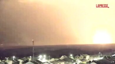 Gaza, nuove esplosioni nella notte: il cielo sulla Striscia si illumina